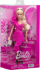 scatola Barbie Deluxe Style con abito Barbiecore rosa acceso e con pochette e gioielli